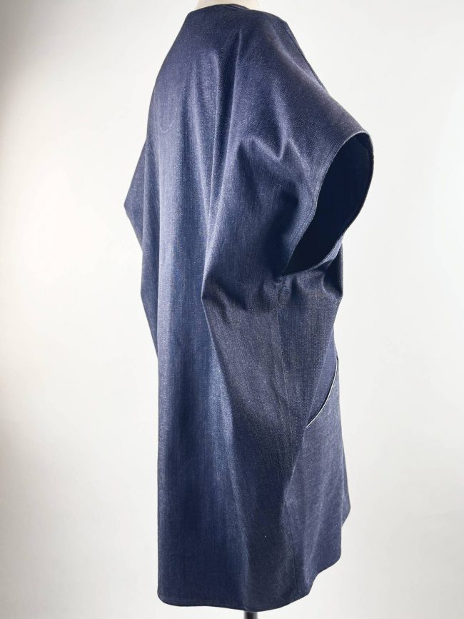 Robe ample sans manches en jean bleu marine, col en V, coupe trapèze fluide et contemporaine. vue 3/4 dos