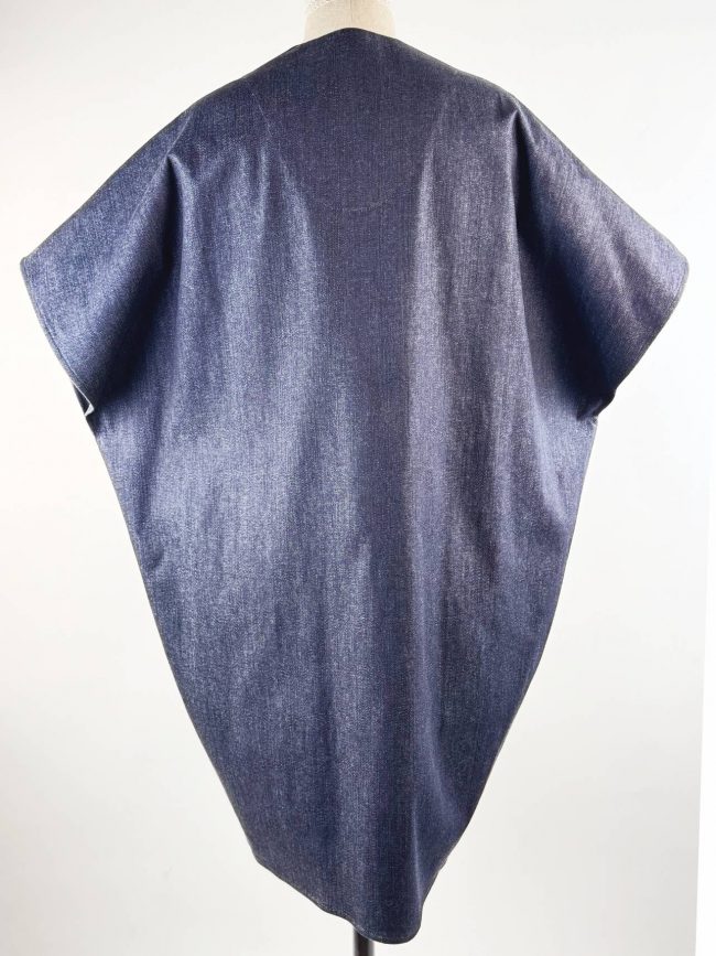 Robe ample sans manches en jean bleu marine, col en V, coupe trapèze fluide et contemporaine. vue dos