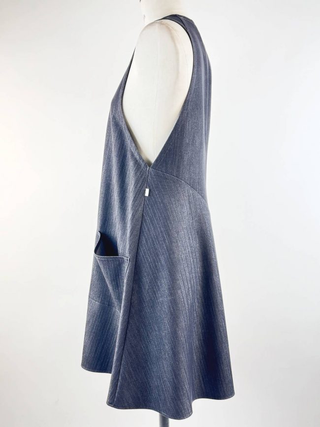 Robe trapèze sans manches en tissu effet jean noir, col en V, avec deux grandes poches plaquées. coé