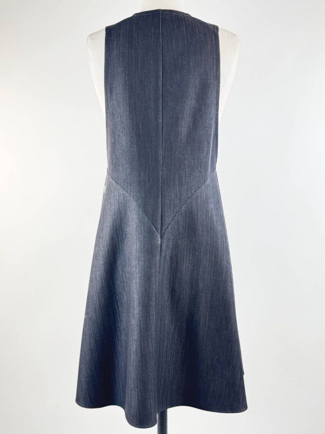 Robe trapèze sans manches en tissu effet jean noir, col en V, avec deux grandes poches plaquées. Dos